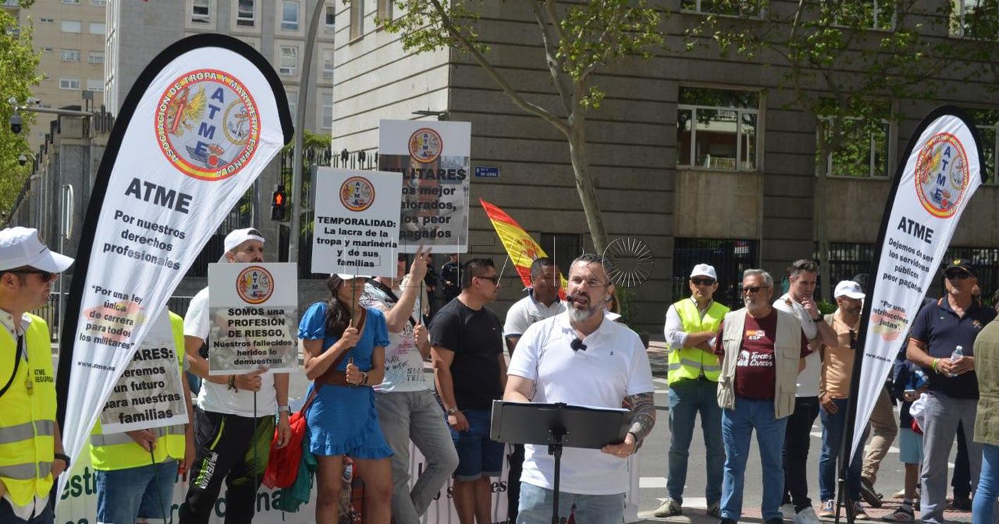 Cientos de personas en la concentración convocada por ATME por un aumento de las retribuciones de los militares