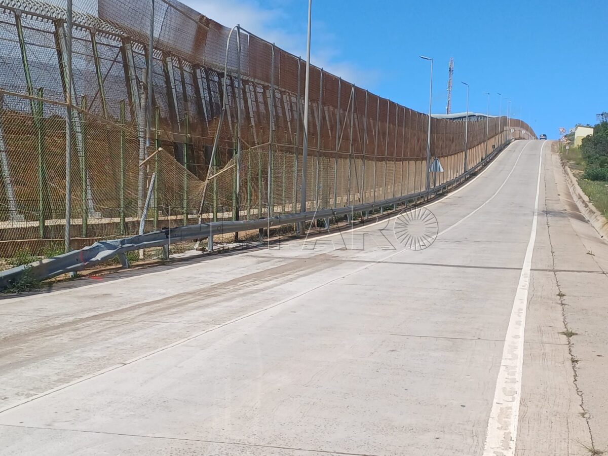 Dos heridos en un accidente de tráfico al chocar contra la valla fronteriza
