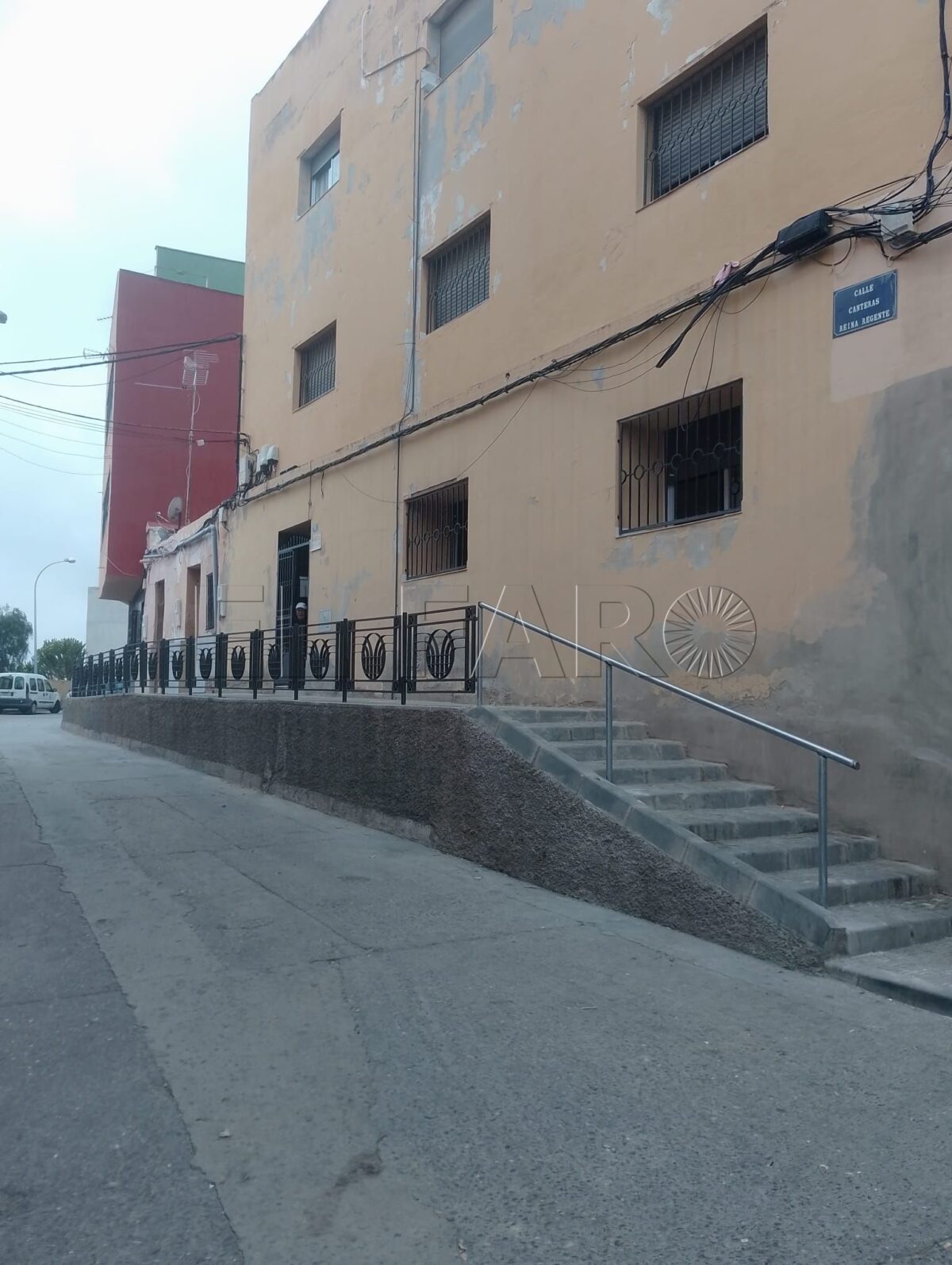 Medio Ambiente repara unas barandillas en mal estado de Reina Regente