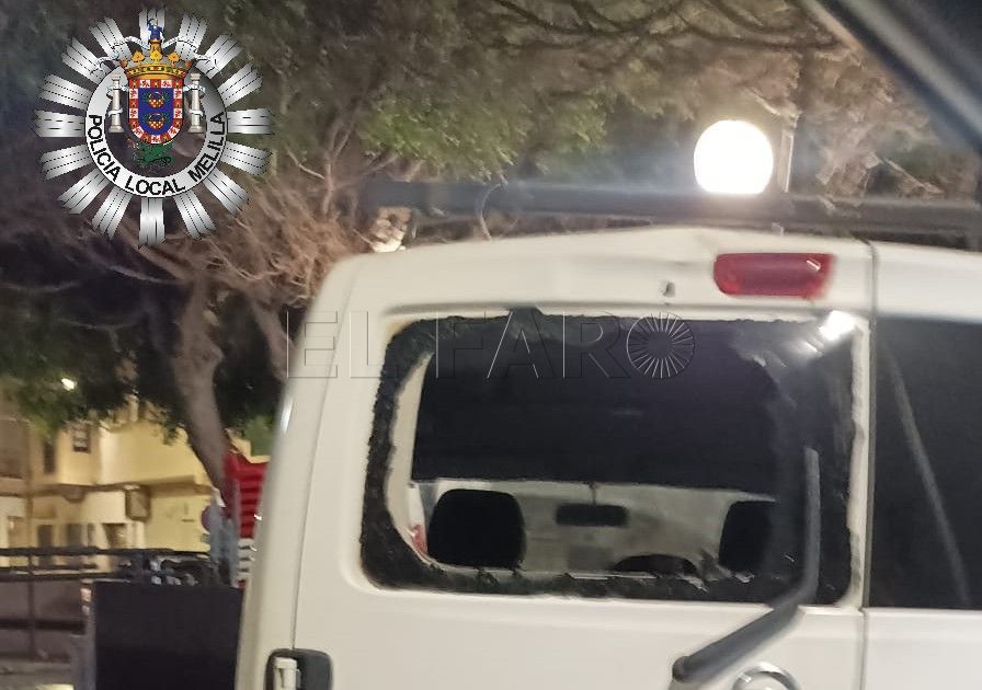Rompieron el cristal trasero de la furgoneta