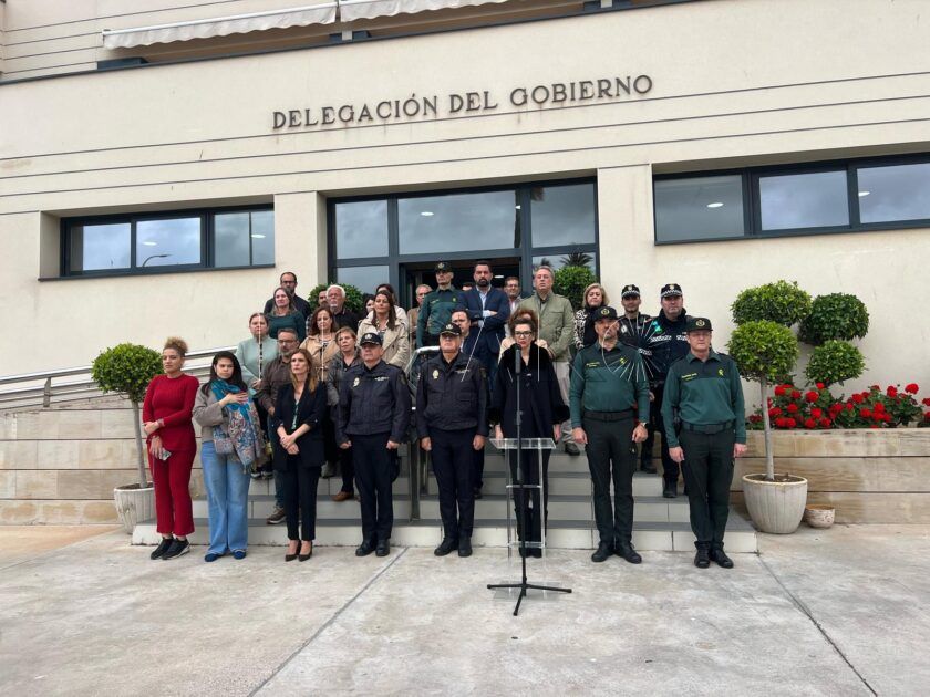La Delegación del Gobierno guarda un minuto de silencio por los dos asesinatos machistas en Huelva y La Rioja
