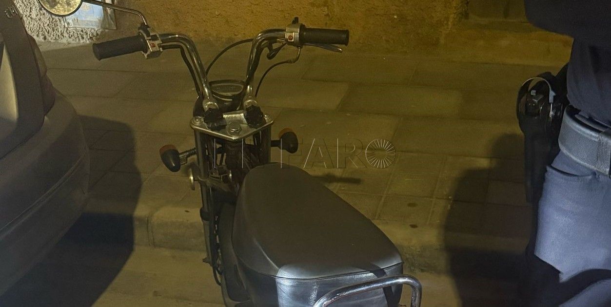 Dos detenidos por el presunto hurto de un ciclomotor en pleno centro