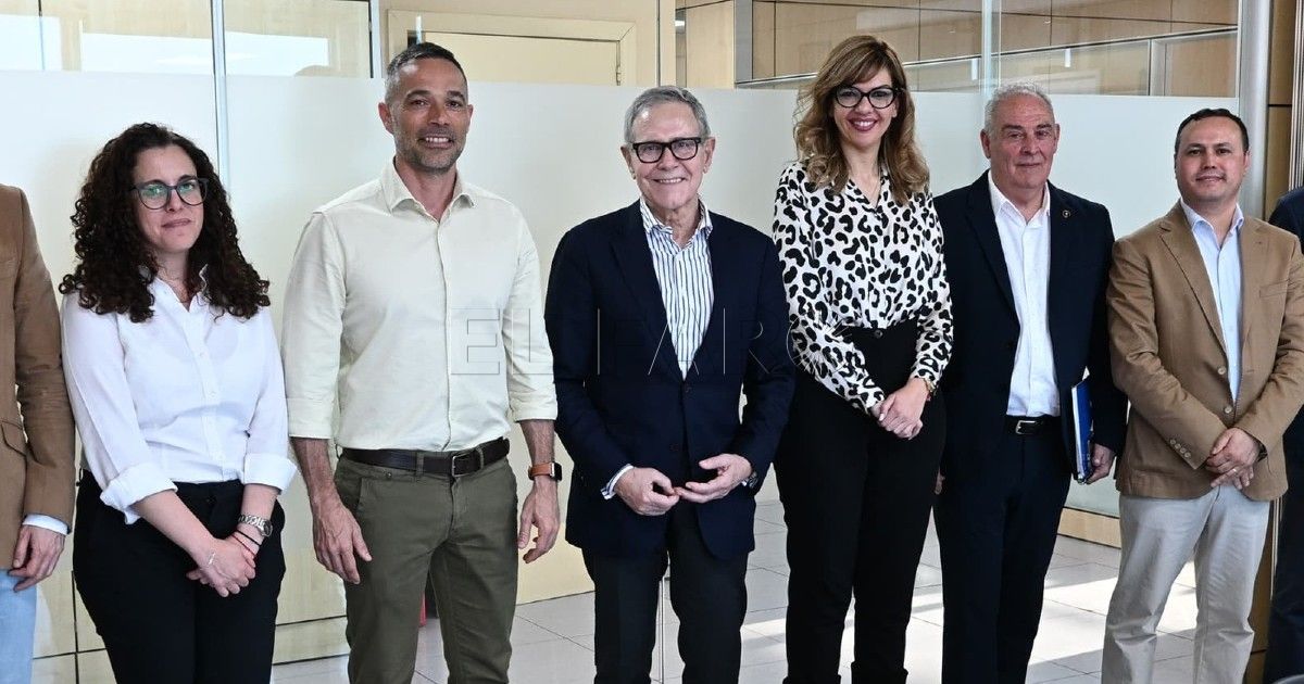 Las autoridades sanitarias junto a Ramón Reyes