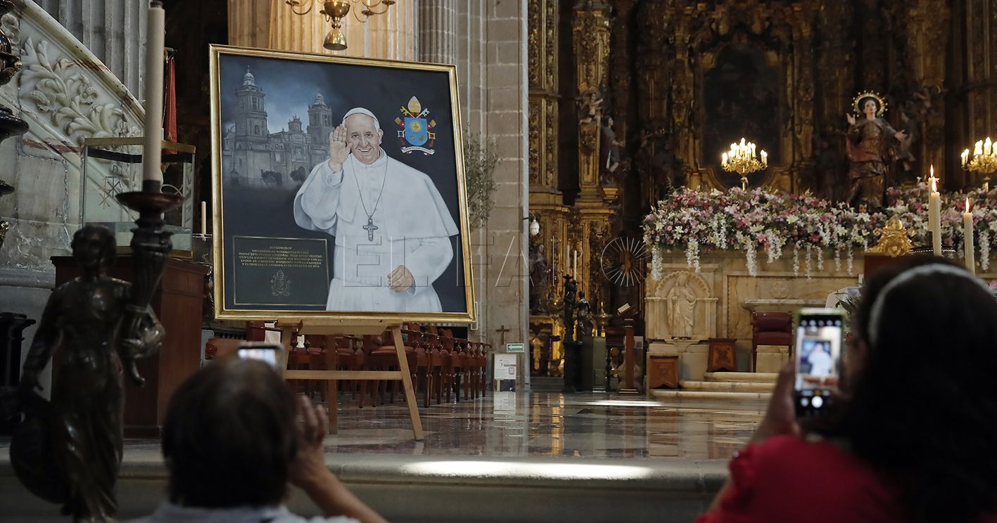 MEX507. CIUDAD DE M…XICO (M…XICO), 21/04/2025.- Personas asisten a una misa en memoria del papa Francisco tras su muerte este lunes, en la Catedral de la Ciudad de MÈxico (MÈxico). EFE/ Mario Guzm·n