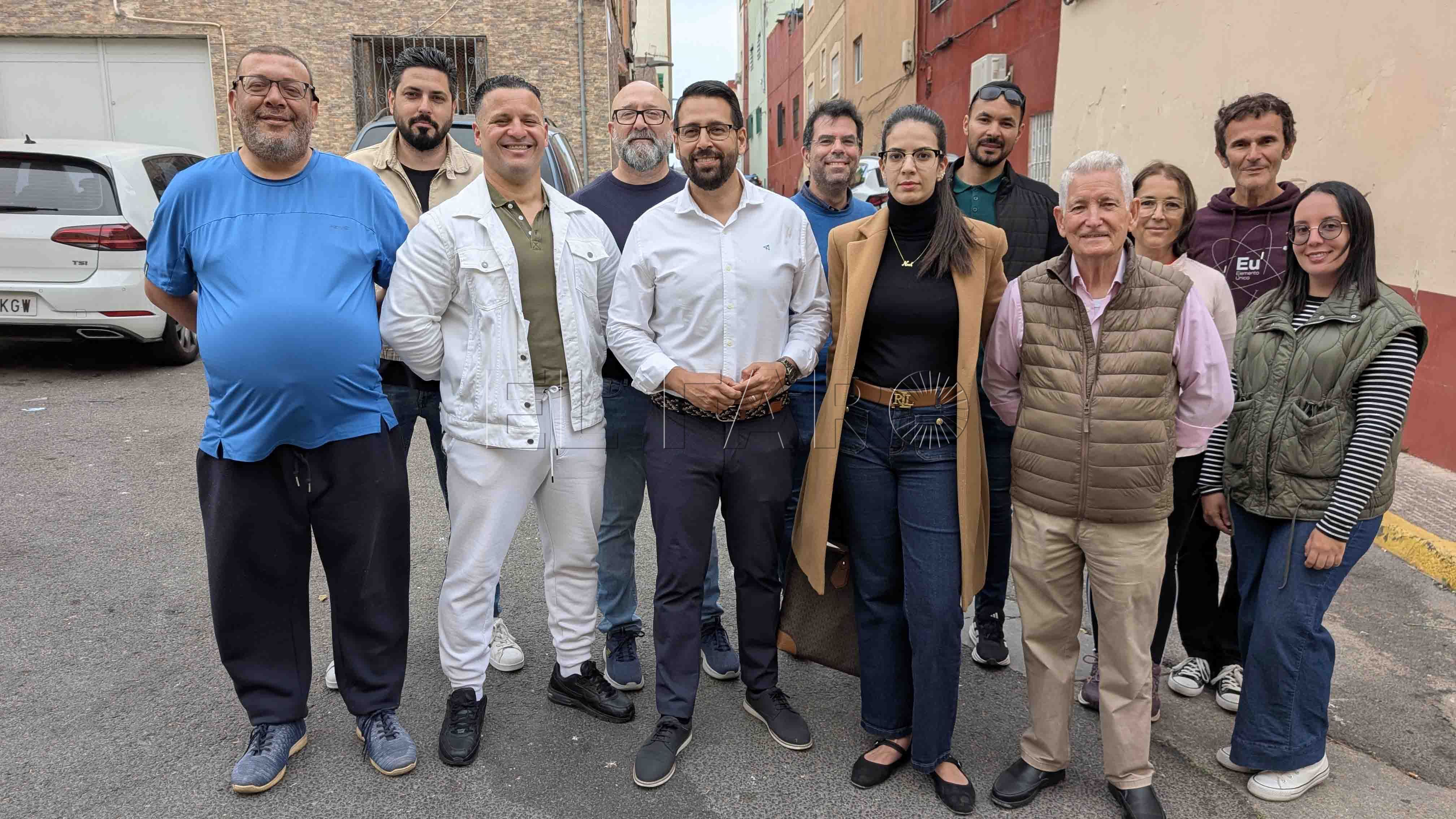 Miembros de Somos Melilla con vecinos