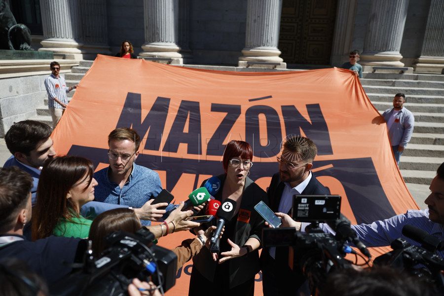 Pancarta en contra de Mazón este miércoles en el Congreso. / EFE