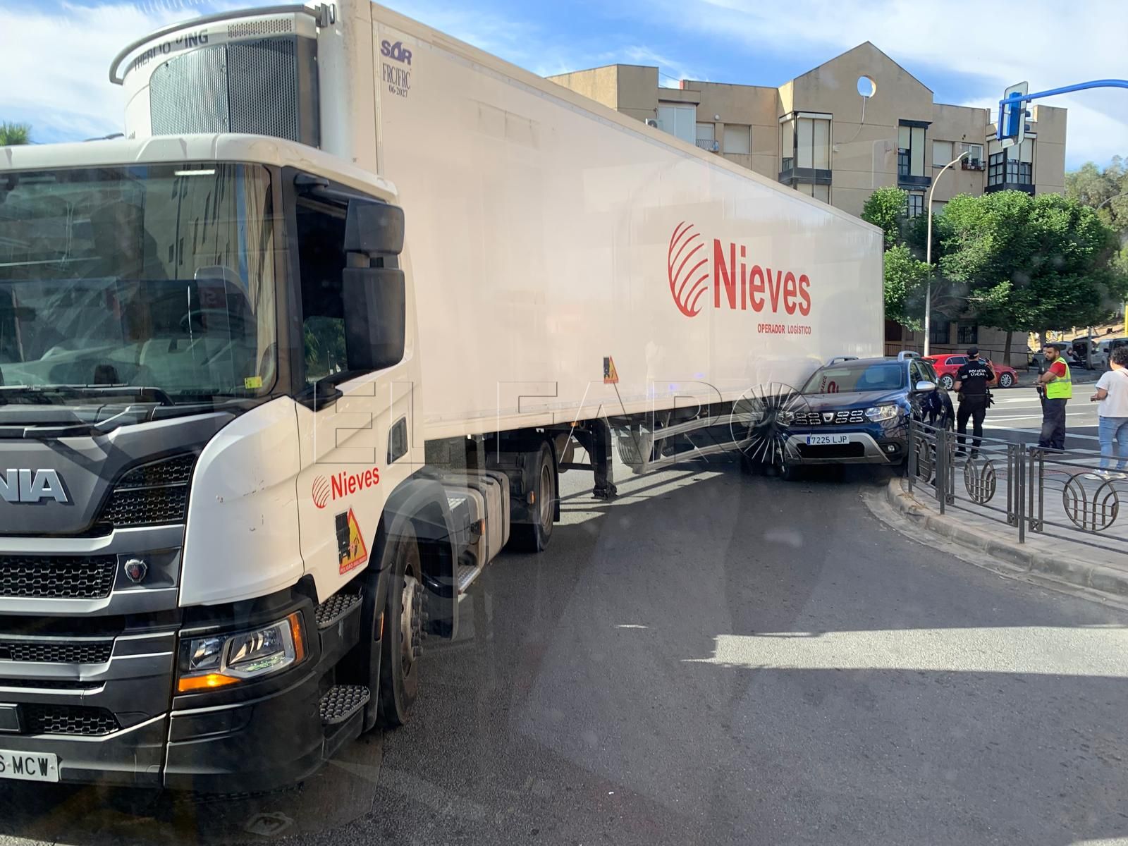 Choca un camión contra un todoterreno en la curva de la Plaza de la Goleta sin dejar heridos