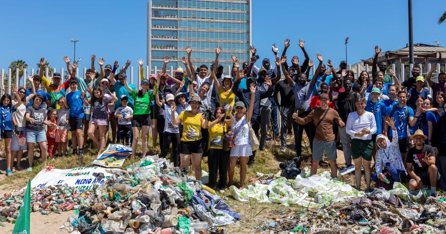 Guelaya recoge 444 kilos de basuras en 40 sacos en sólo dos horas