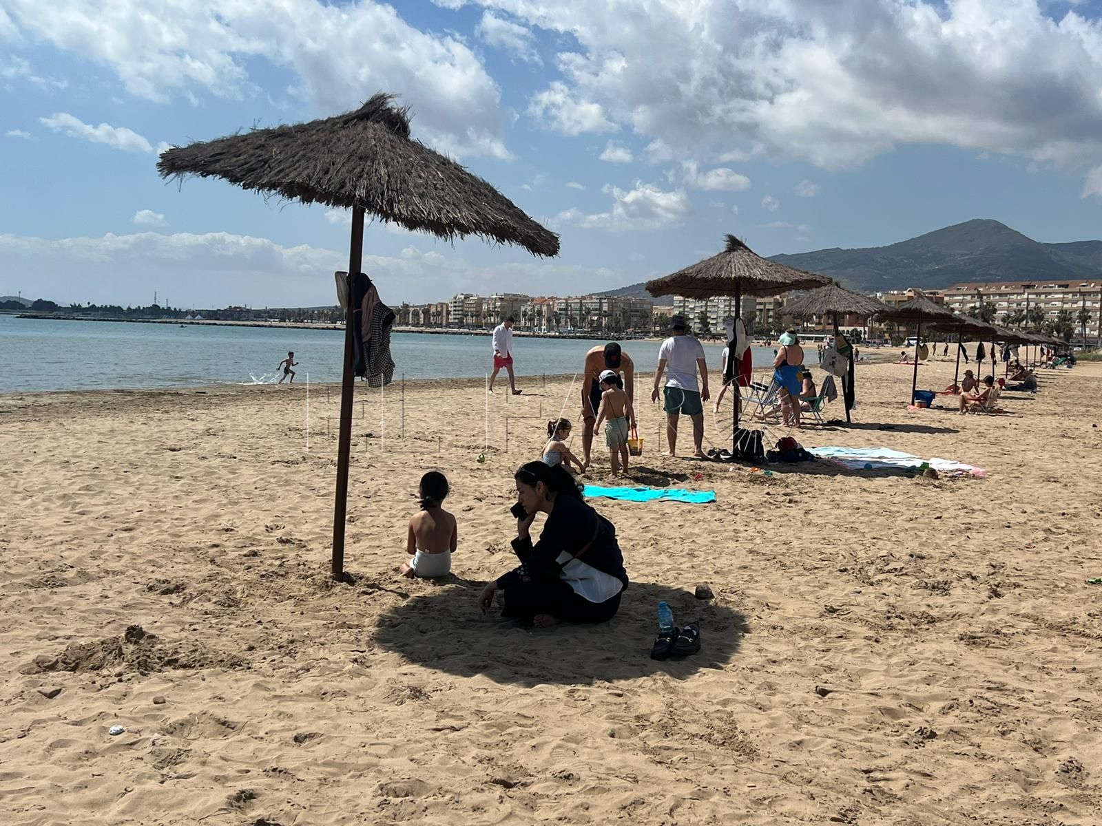 Melilla inaugura su temporada de playa con sol y buen ambiente en San Lorenzo