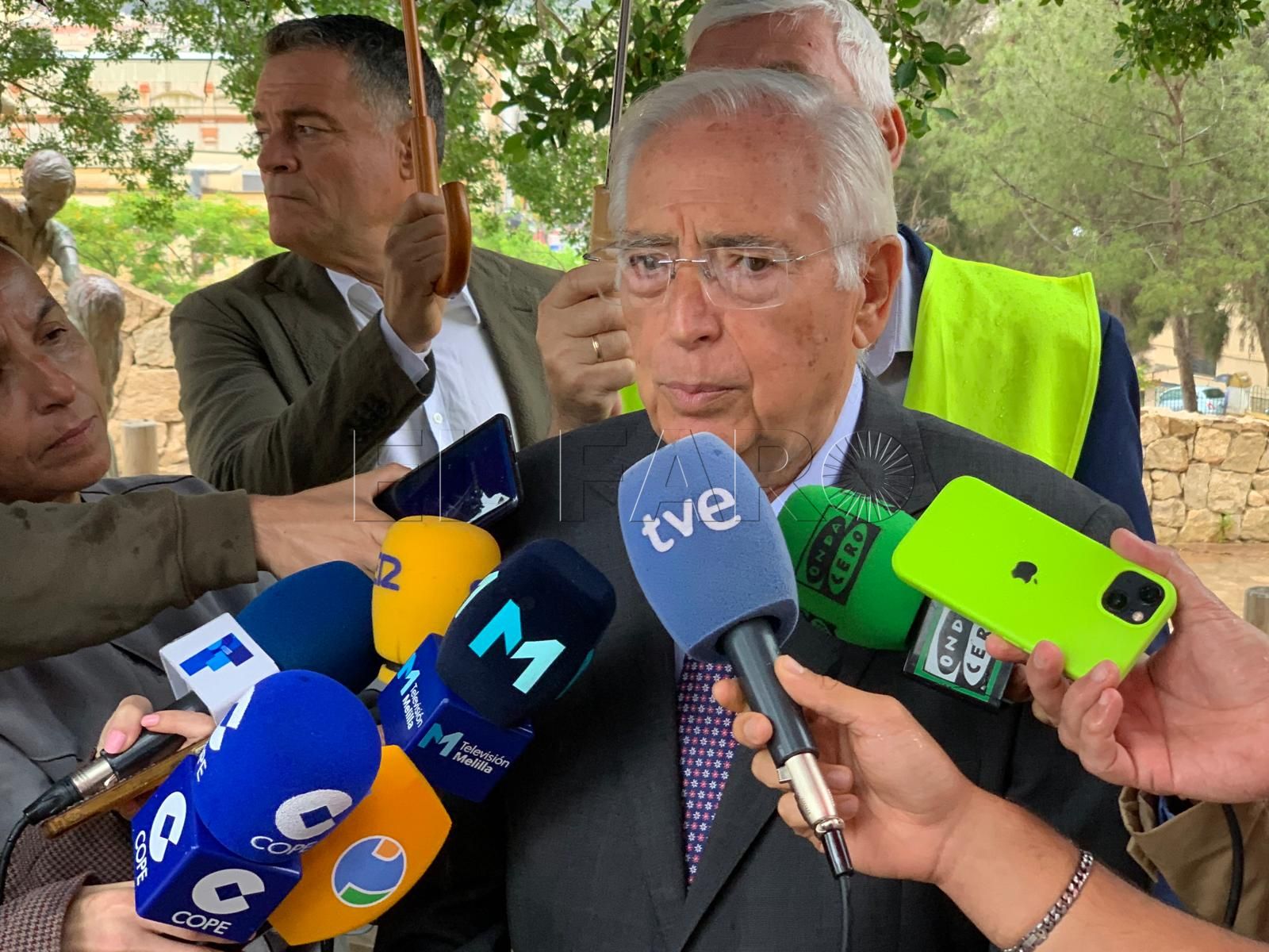 Imbroda califica de "hipótesis" la propuesta de Vox de derribar la mezquita del Mantelete