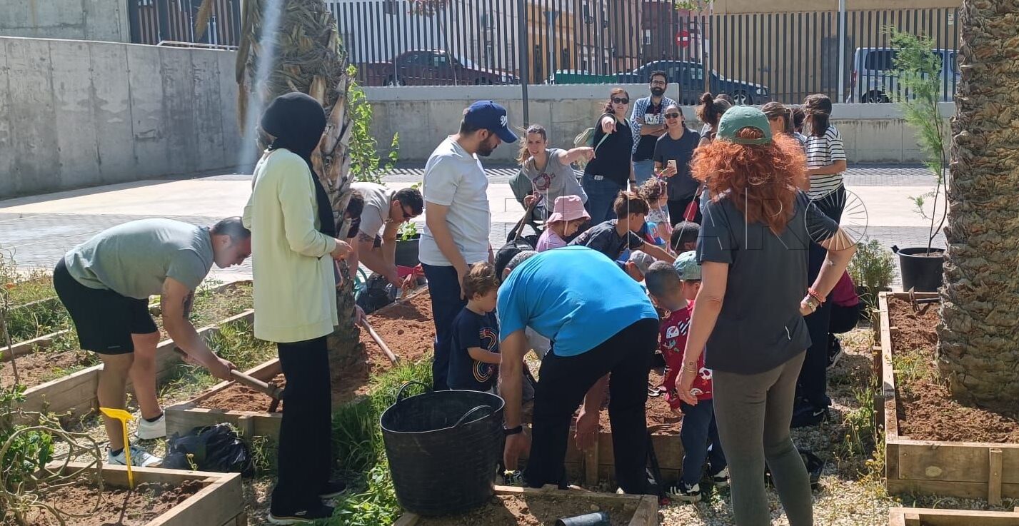 Guelaya Ecologistas en Acción planta vida en Melilla por el Día de la Tierra
