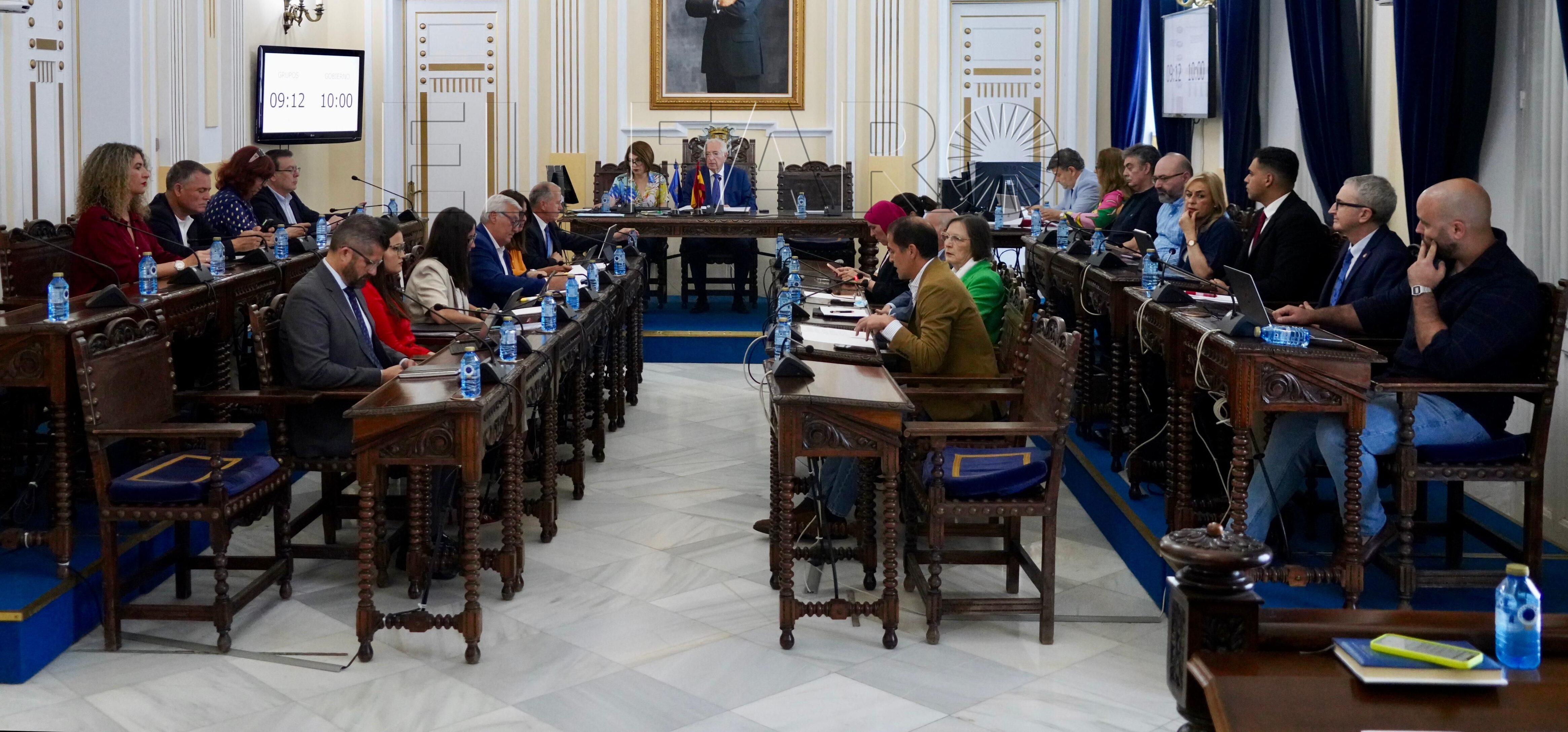 Azmani en el centro del ring en un pleno que ha rozado el caos