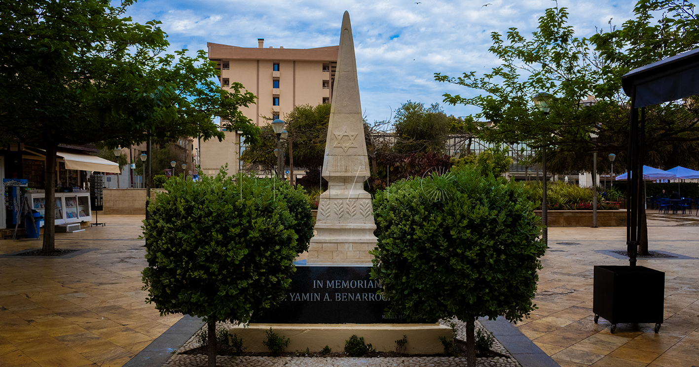 El monolito de Yamin Benarroch luce ya en la Plaza de las Culturas