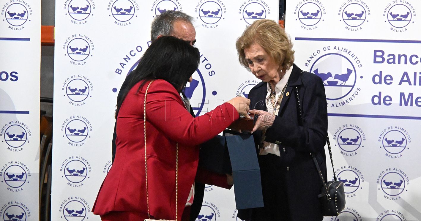 Activas entregó una estatuilla del faro a la Reina Sofía