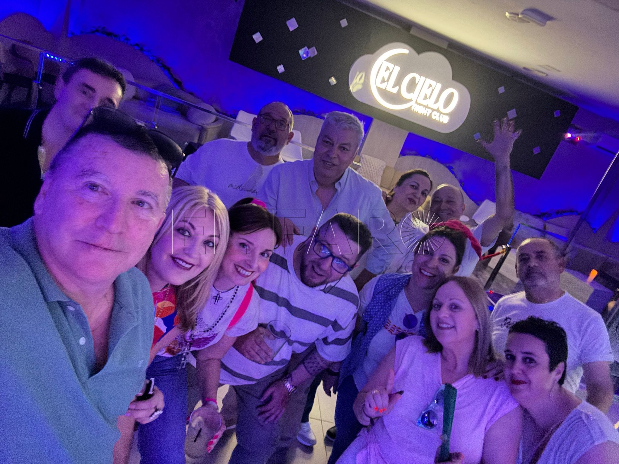 Alrededor de 300 melillenses se dieron cita en la fiesta noventera más éxitosa de Mohand Infante