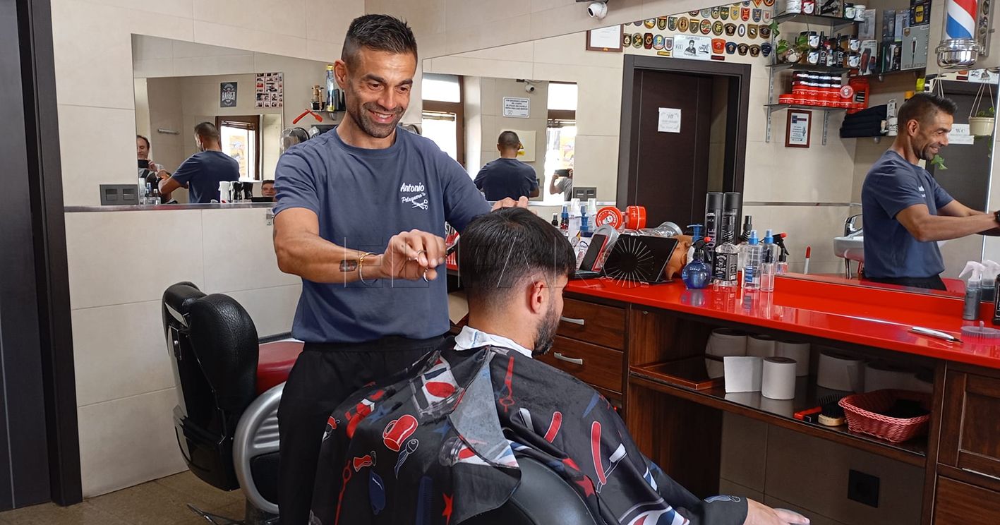 El carrillo | "Una vez vino un hombre que estaba calvo y me dijo que lo pelara con la raya al lado"