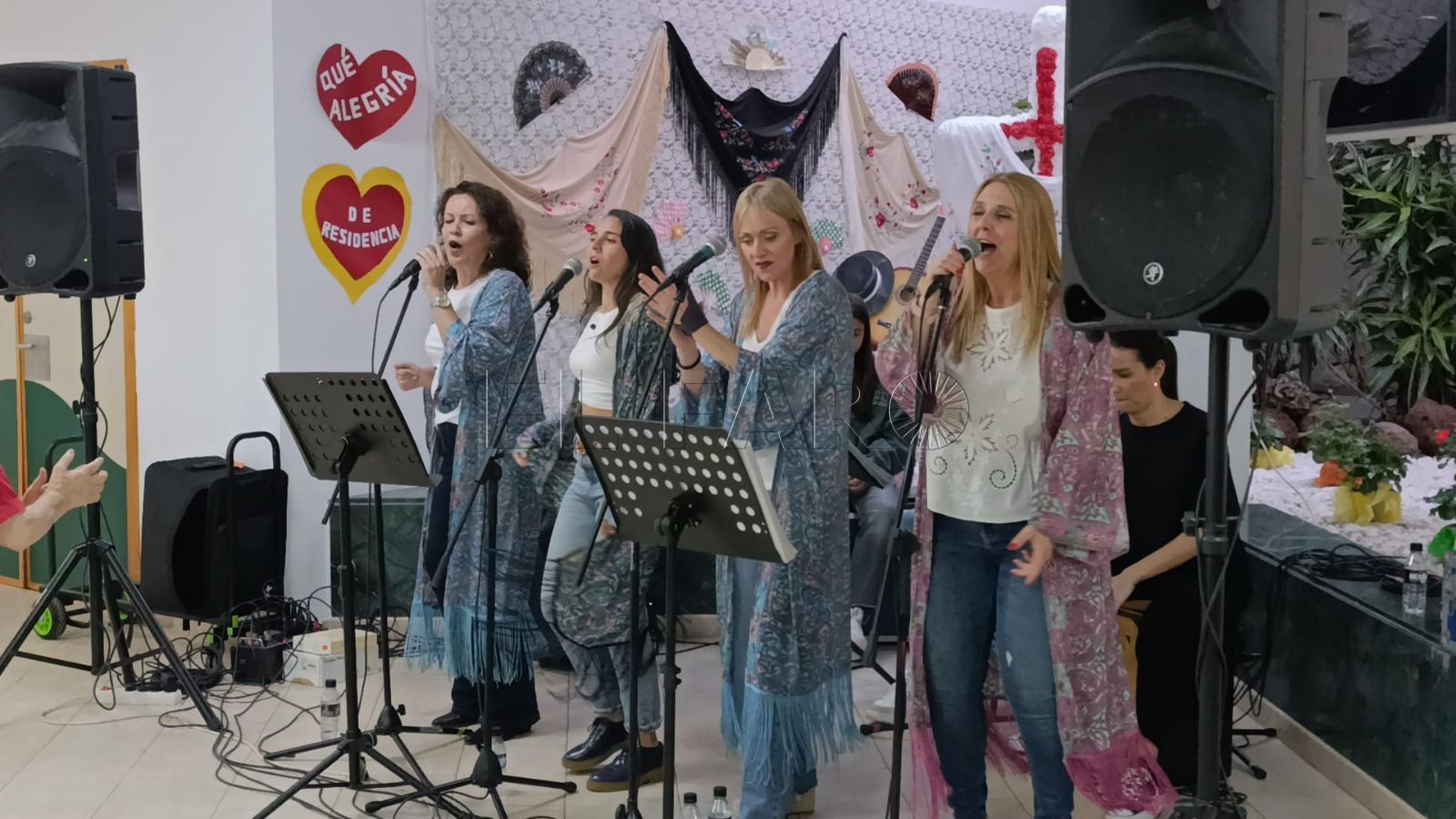 La Escuela de Flamenco celebra las Cruces de Mayo en la residencia de Mayores