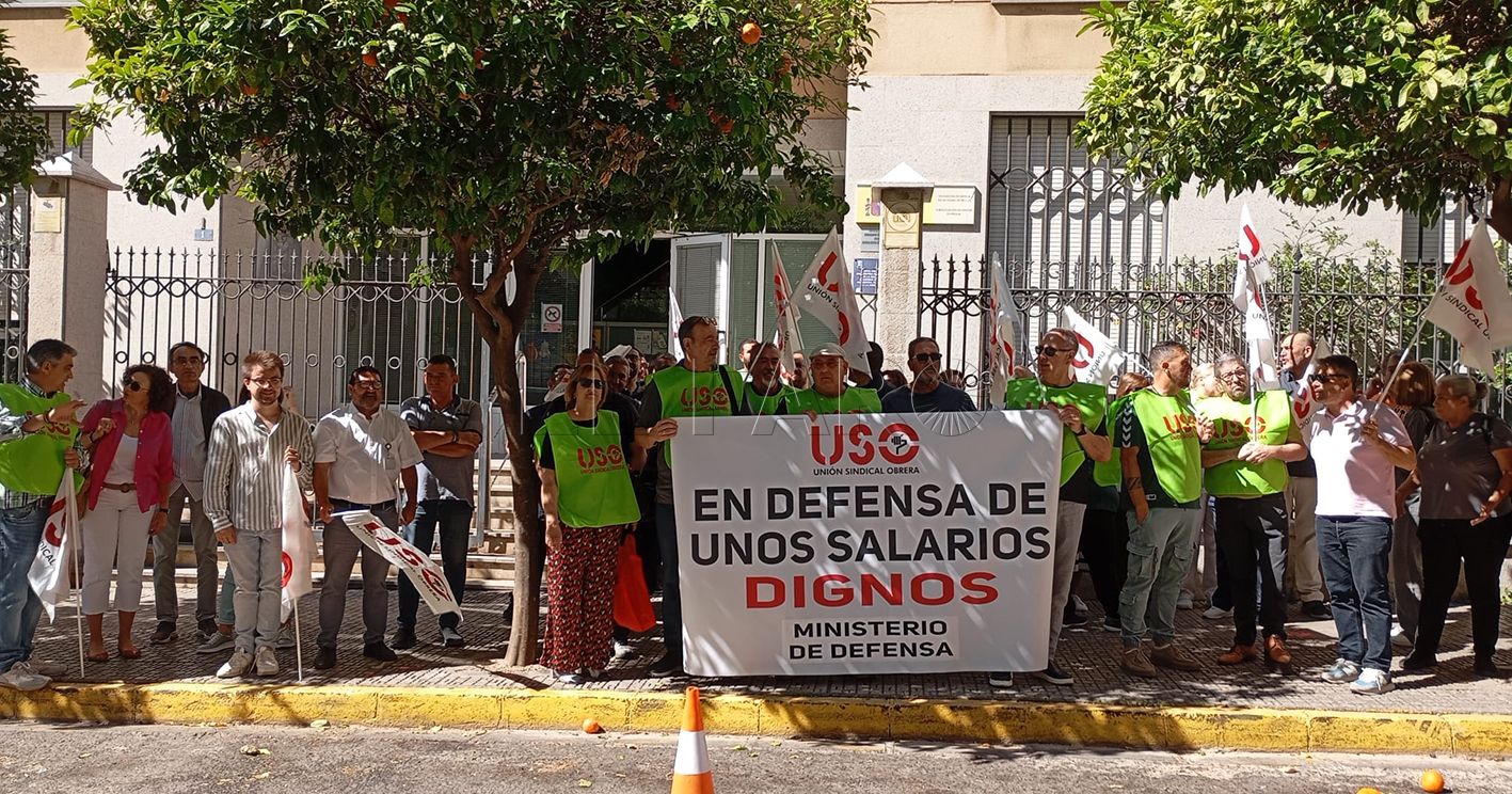 Los trabajadores civiles del Ministerio de Defensa piden también una subida de salario