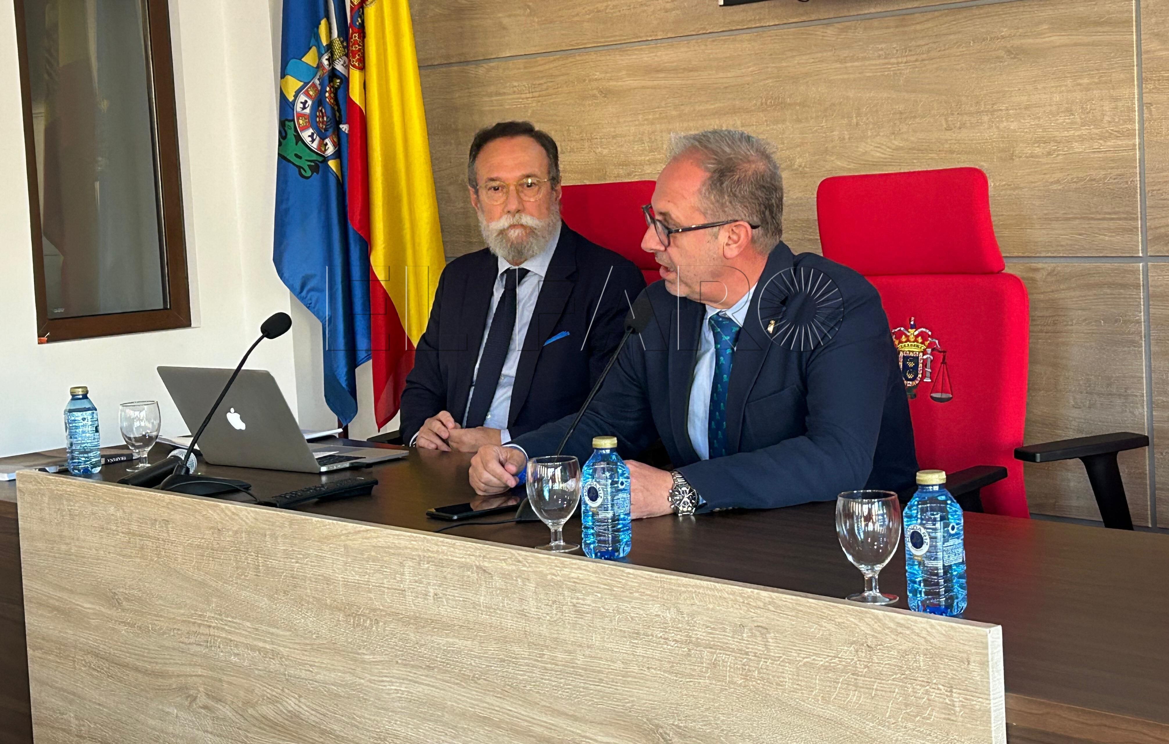 El Dr. Castrillejo inicia el ciclo de conferencias por el centenario del Colegio de Médicos