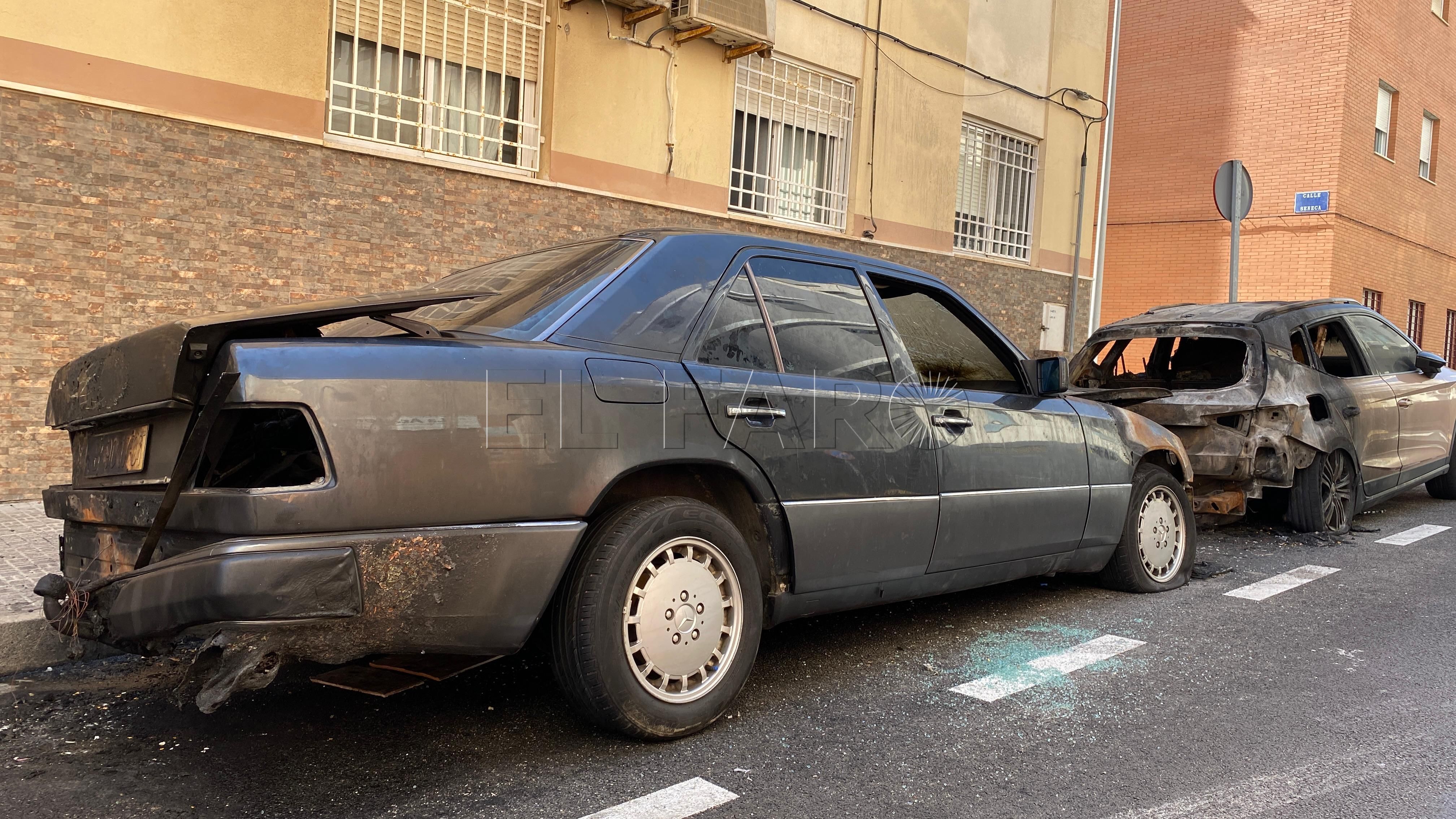 Dos coches calcinados indignan al barrio Primo de Rivera