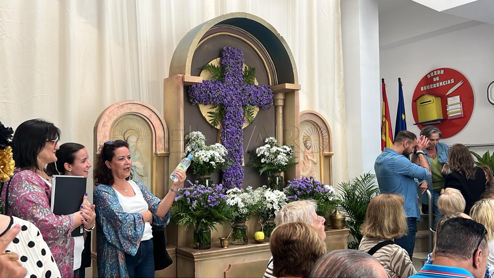 Las Aulas Culturales para mayores inauguran su Cruz de Mayo