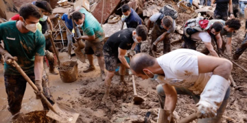 Imagen de la desolación y los trabajos tras la catástrofe. EFE