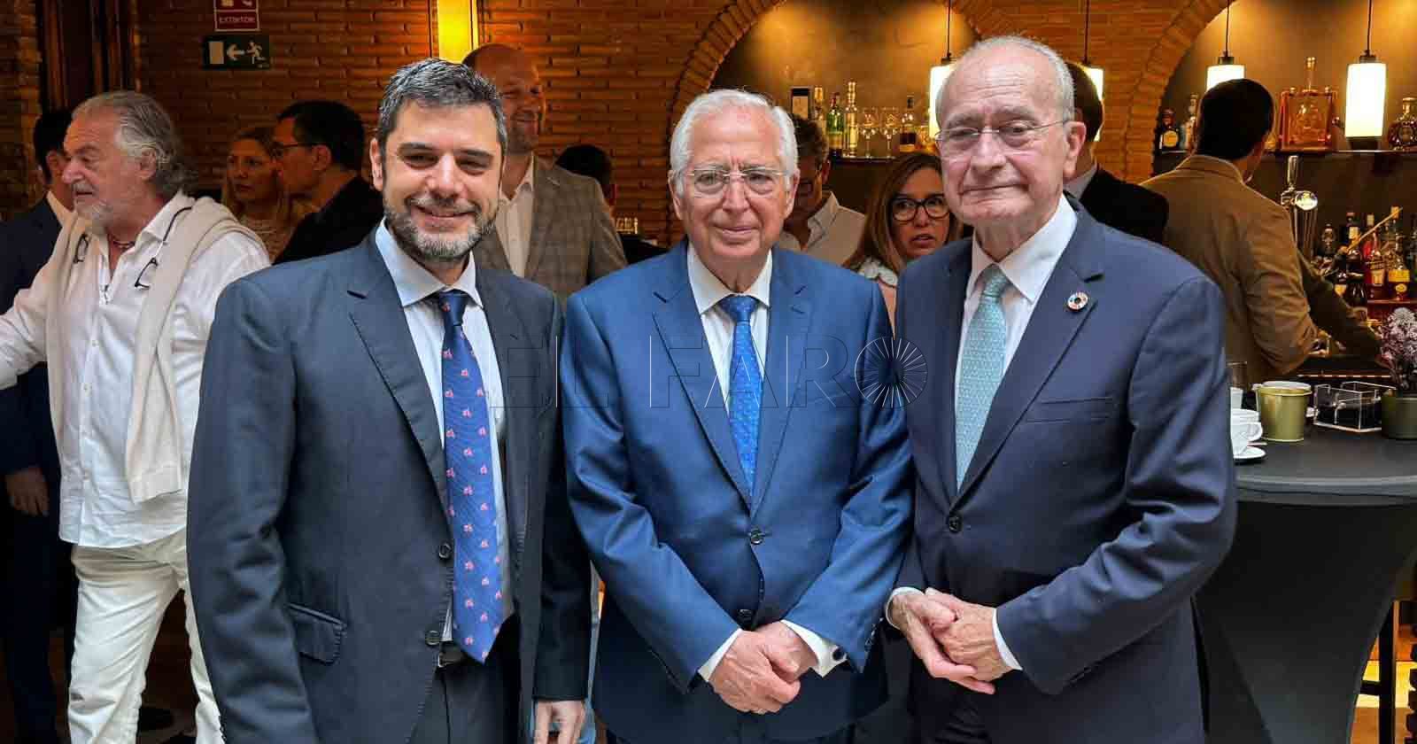 Imbroda junto al alcalde de Málaga y un representante de la organización