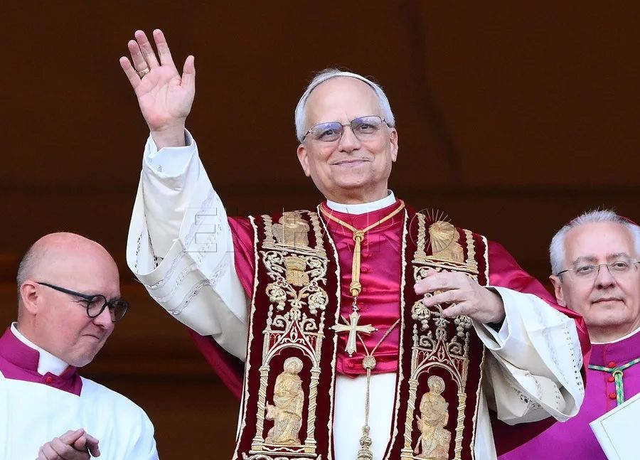 Nuestro mundo tiene que hermanarse. "¡La paz esté con todos ustedes!" fue el primer deseo del Papa