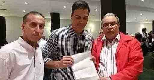 Los padres de Emin y Pisly con Sánchez