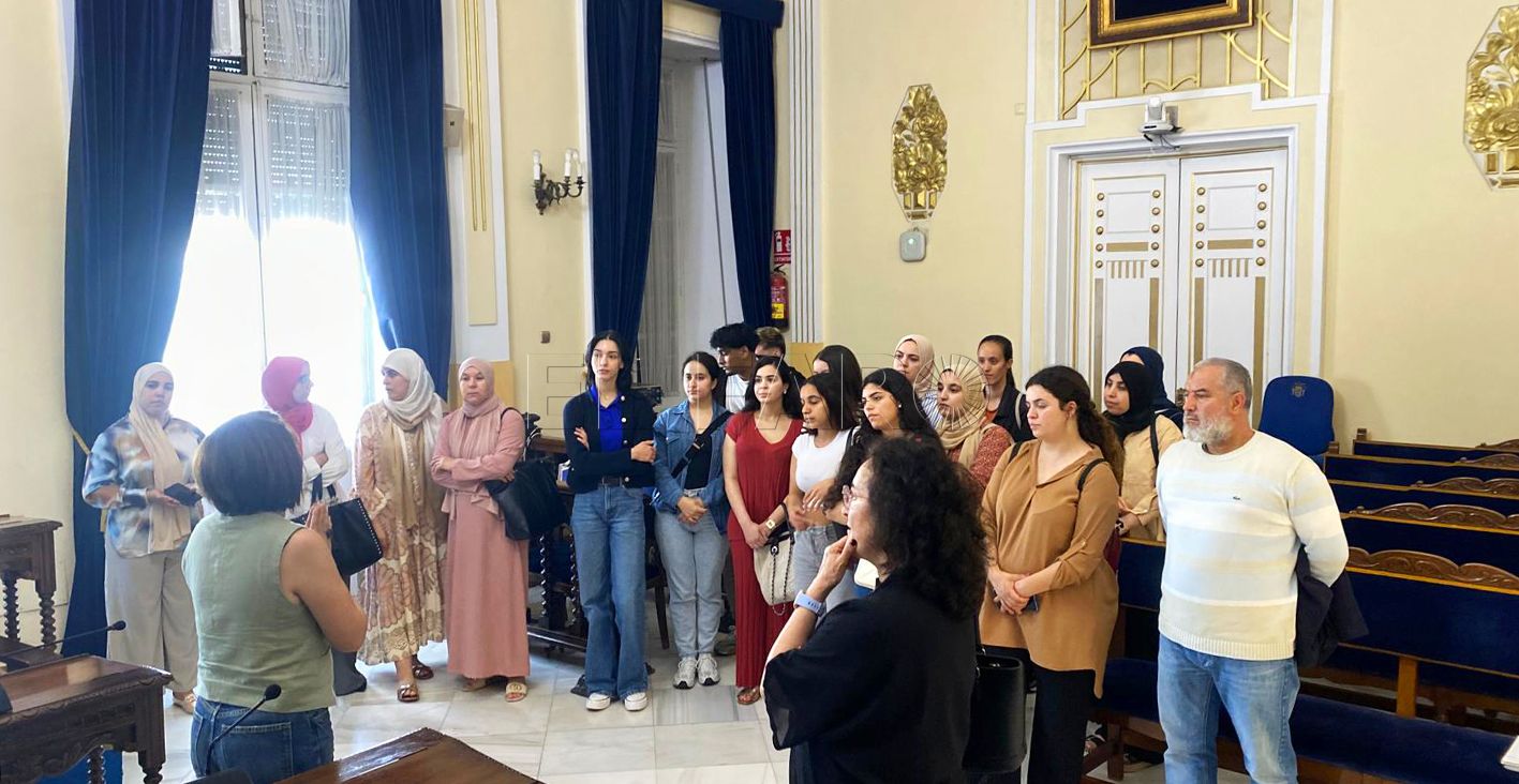 Los alumnos del CEPA Carmen Conde visitan el Salón de Plenos de la CAM