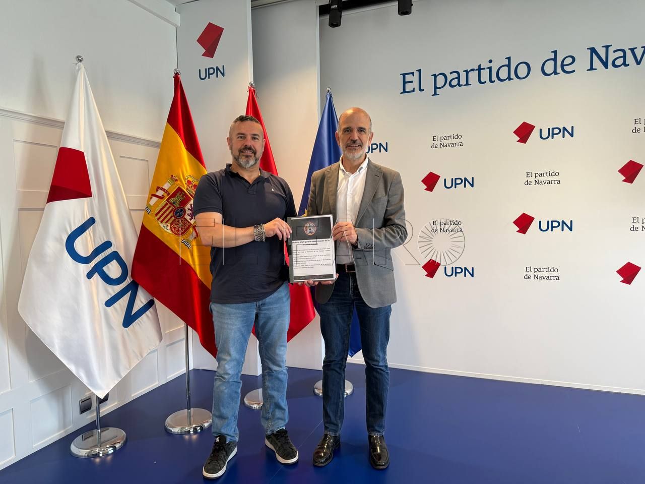 Momento de la entrega del documento