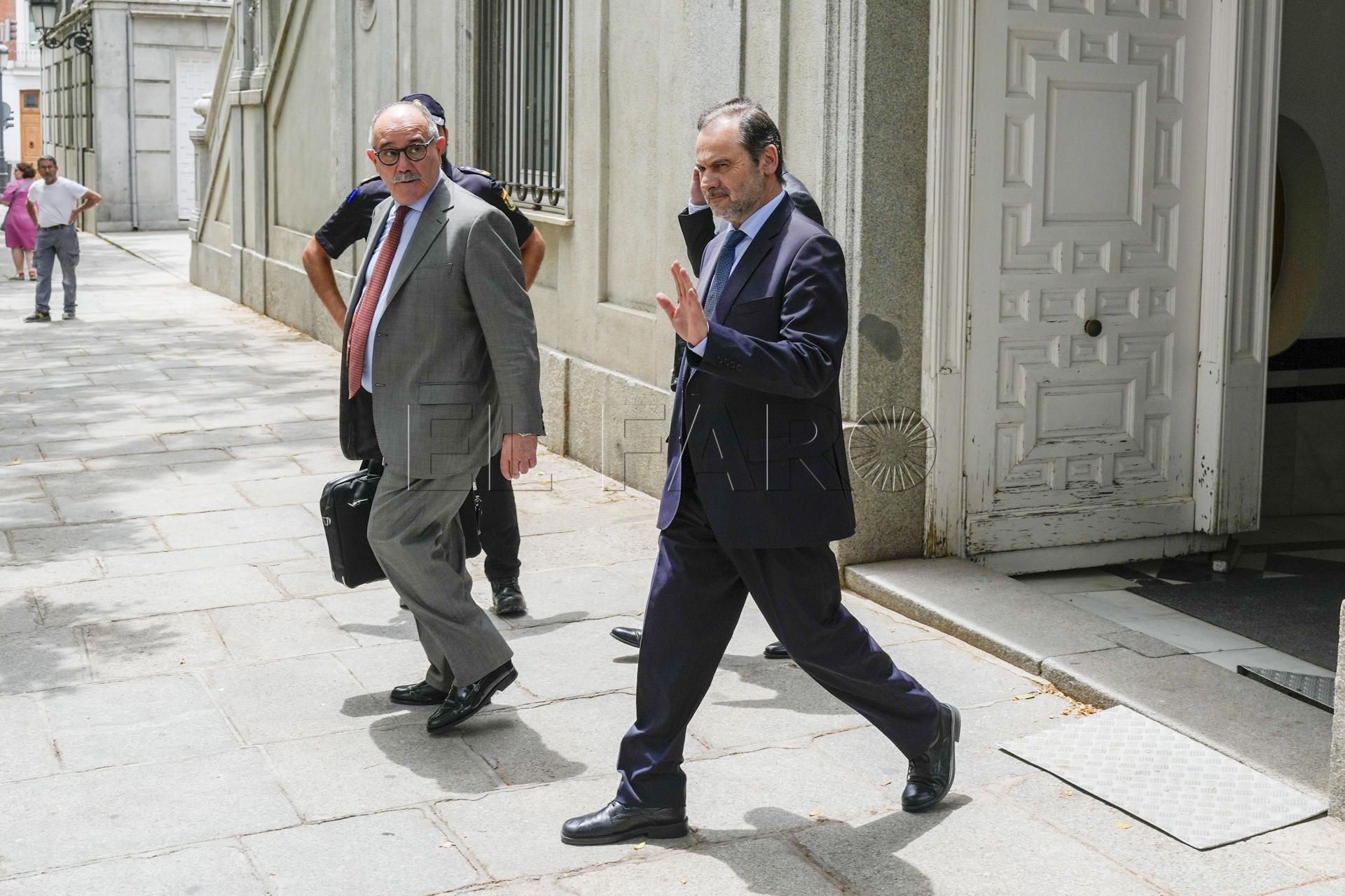 El exministro de Transportes José Luis Ábalos (d) a su salida del Tribunal Supremo en Madrid, este lunes.