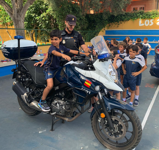 La Policía Nacional realiza una exposición de unidades policiales en el CEIP Enrique Soler