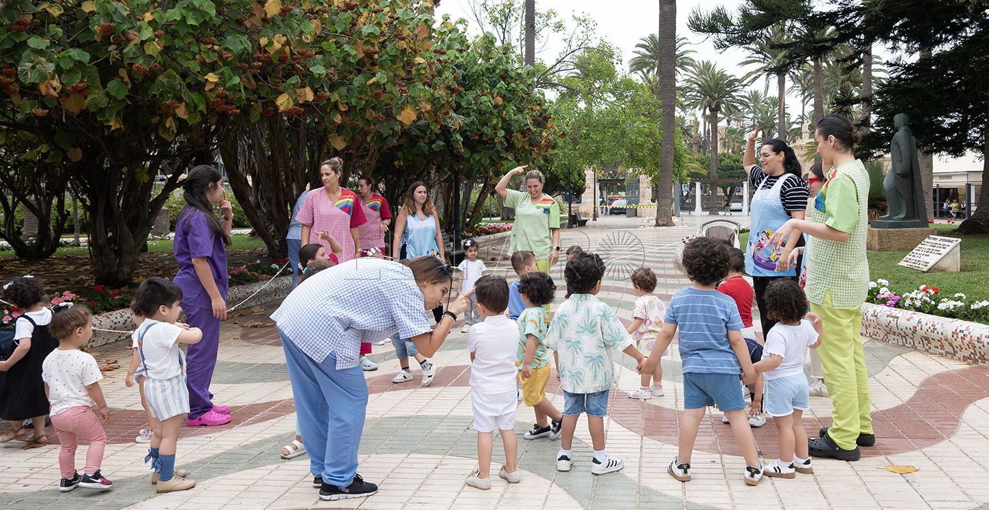 50 mini exploradores de la guardería, Piruleta, conquistan el parque hernández