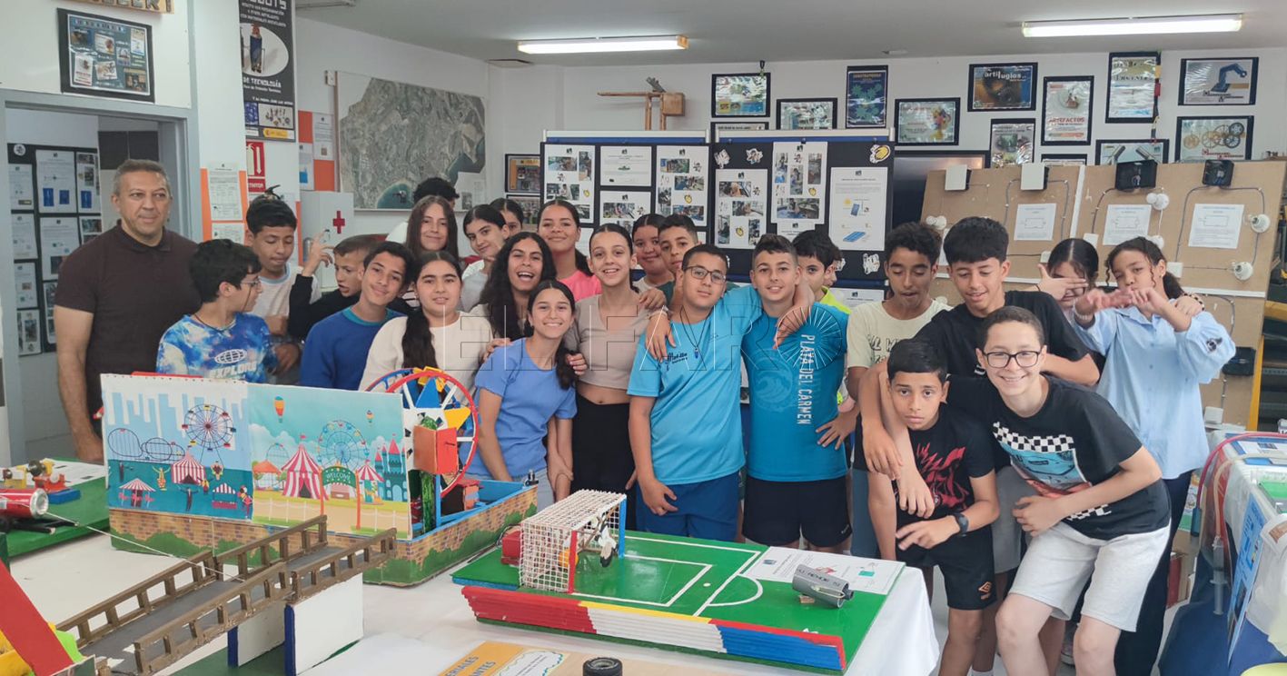 Alumnos del IES Rusadir realizan una exposición de dispositivos mecánicos, hidráulicos y eléctricos con materiales reciclados