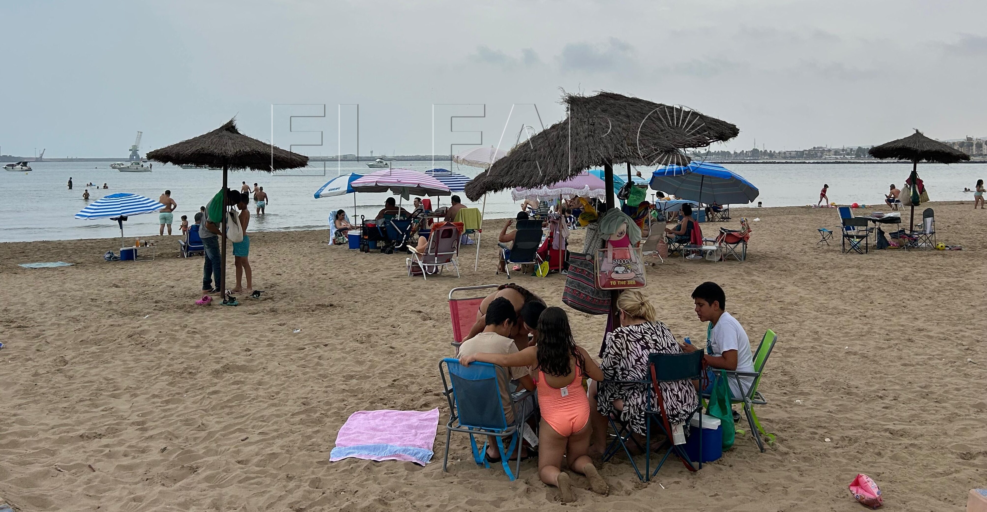 Las nubes no impiden a los melillenses disfrutar de sus playas