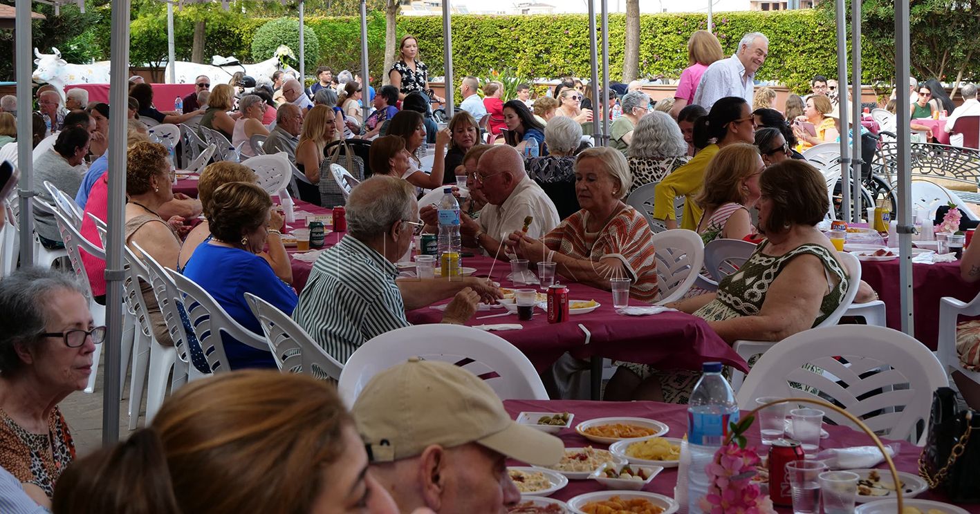 La Residencia de Mayores celebra San Juan con una merienda, música y la candelaria