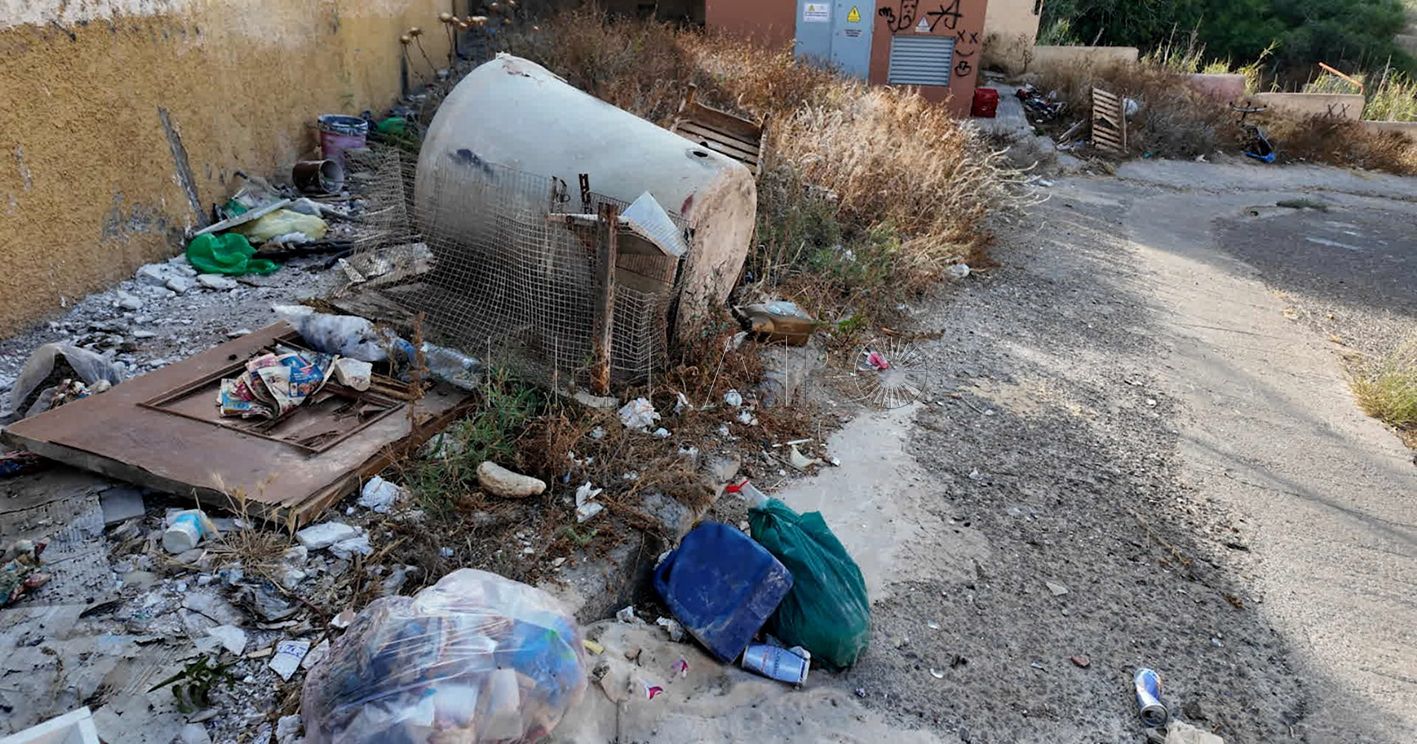 Azmani: “La ciudad huele mal y está sucia. Así no se puede vivir”