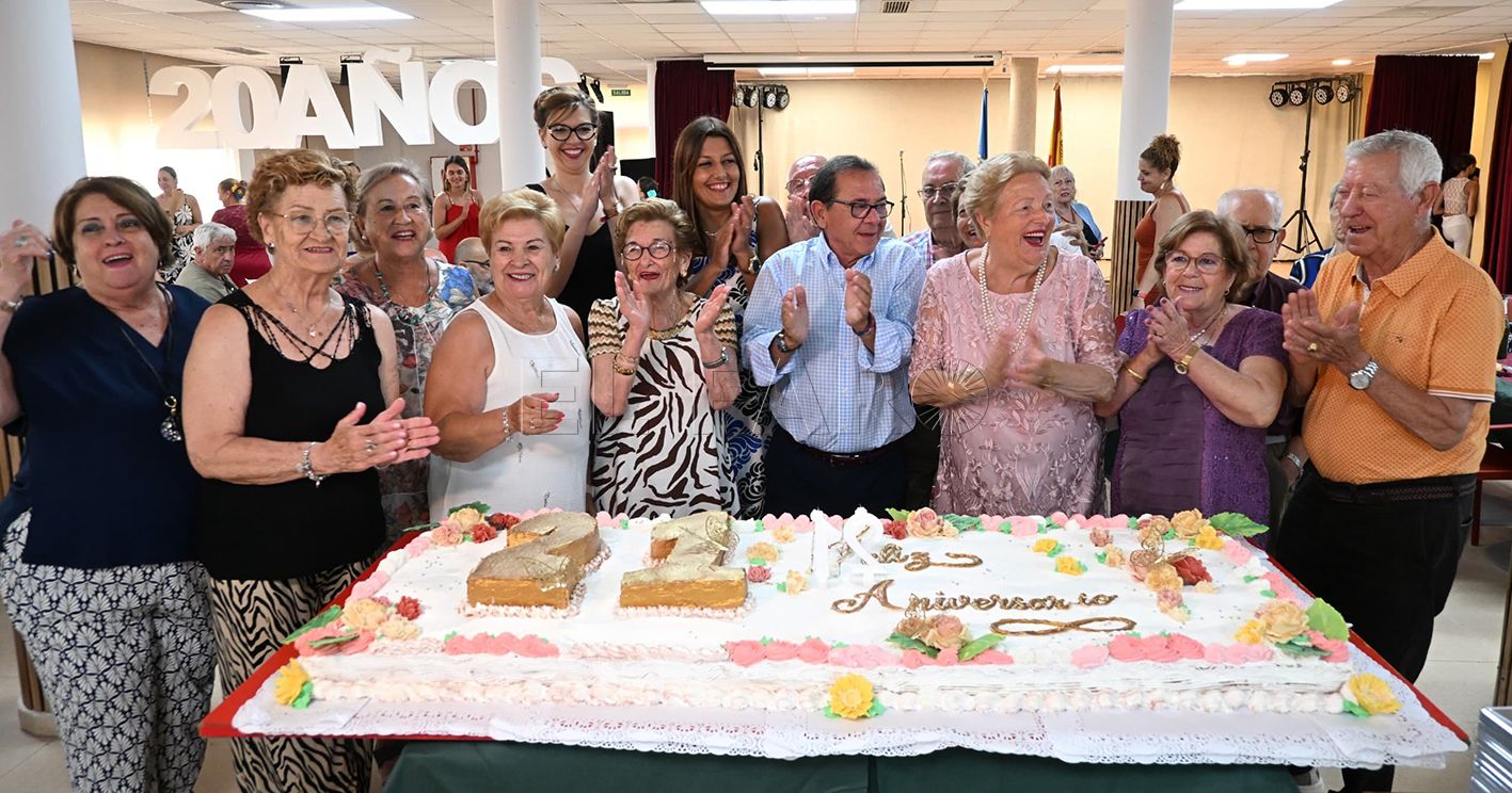 El Centro Social de Mayores celebra su 21 aniversario con una comida, música y reconocimientos