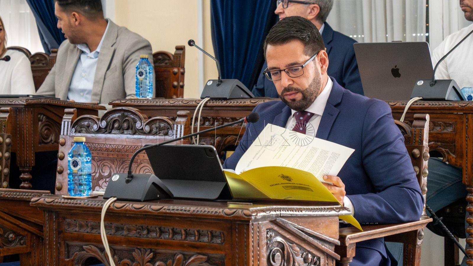 Imbroda llama 'trilero' a Azmani y dice que no harán caso a sus propuestas