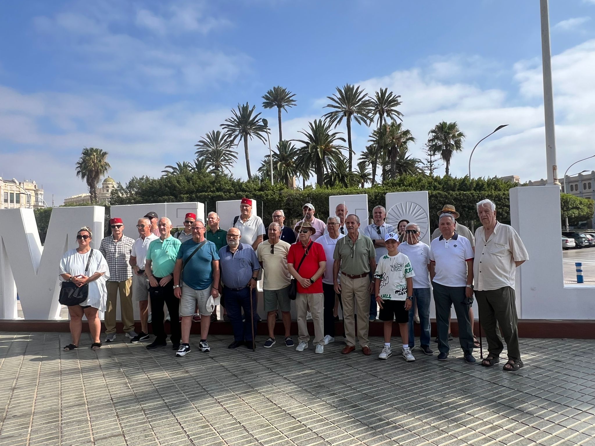 Los Veteranos Regulares posan para una foto en las palabras 'Melilla' en su tercer encuentro