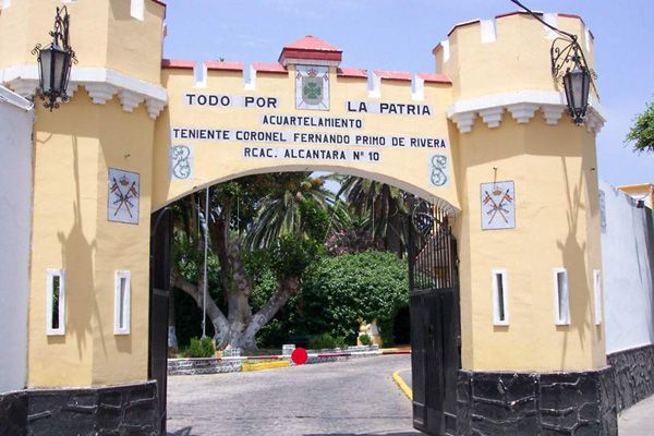 Imbroda reclama al Ministerio de Defensa la cesión del cuartel de Caballería para construir viviendas en Melilla