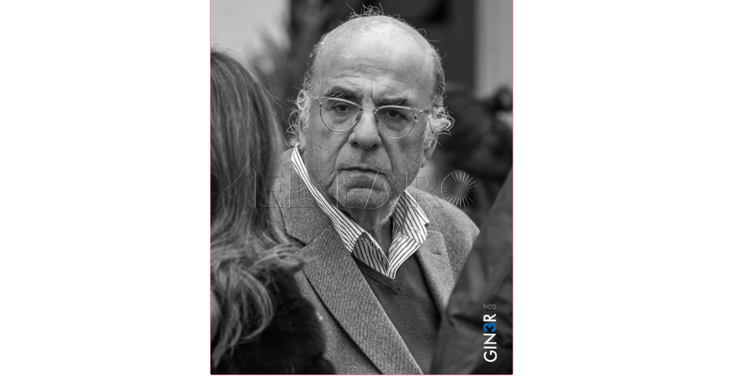 Un hombre con un libro en la mano. In memoriam