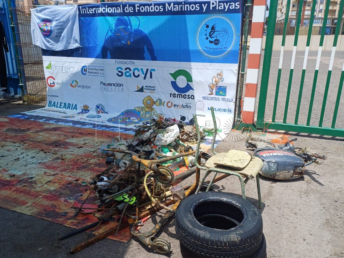 Cerca de un centenar de kilos de residuos retirados de los fondos marinos de Melilla