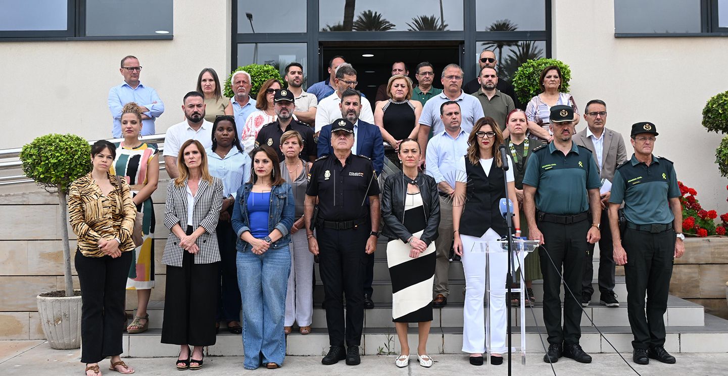 Delegación del Gobierno en Melilla rinde homenaje a Pilar con un minuto de silencio