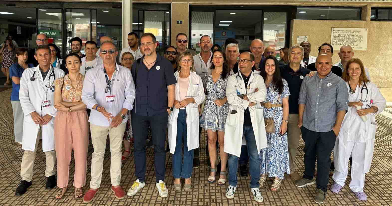 Los médicos se concentraron en la puerta del Hospital Comarcal