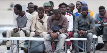 Un grupo de migrantes en el puerto de Los Cristianos en Tenerife. EFE