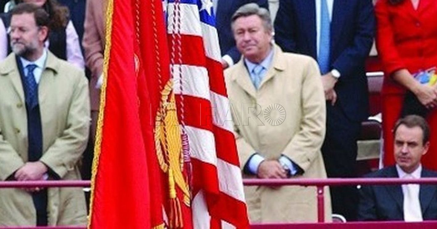 Sentado al paso de la bandera