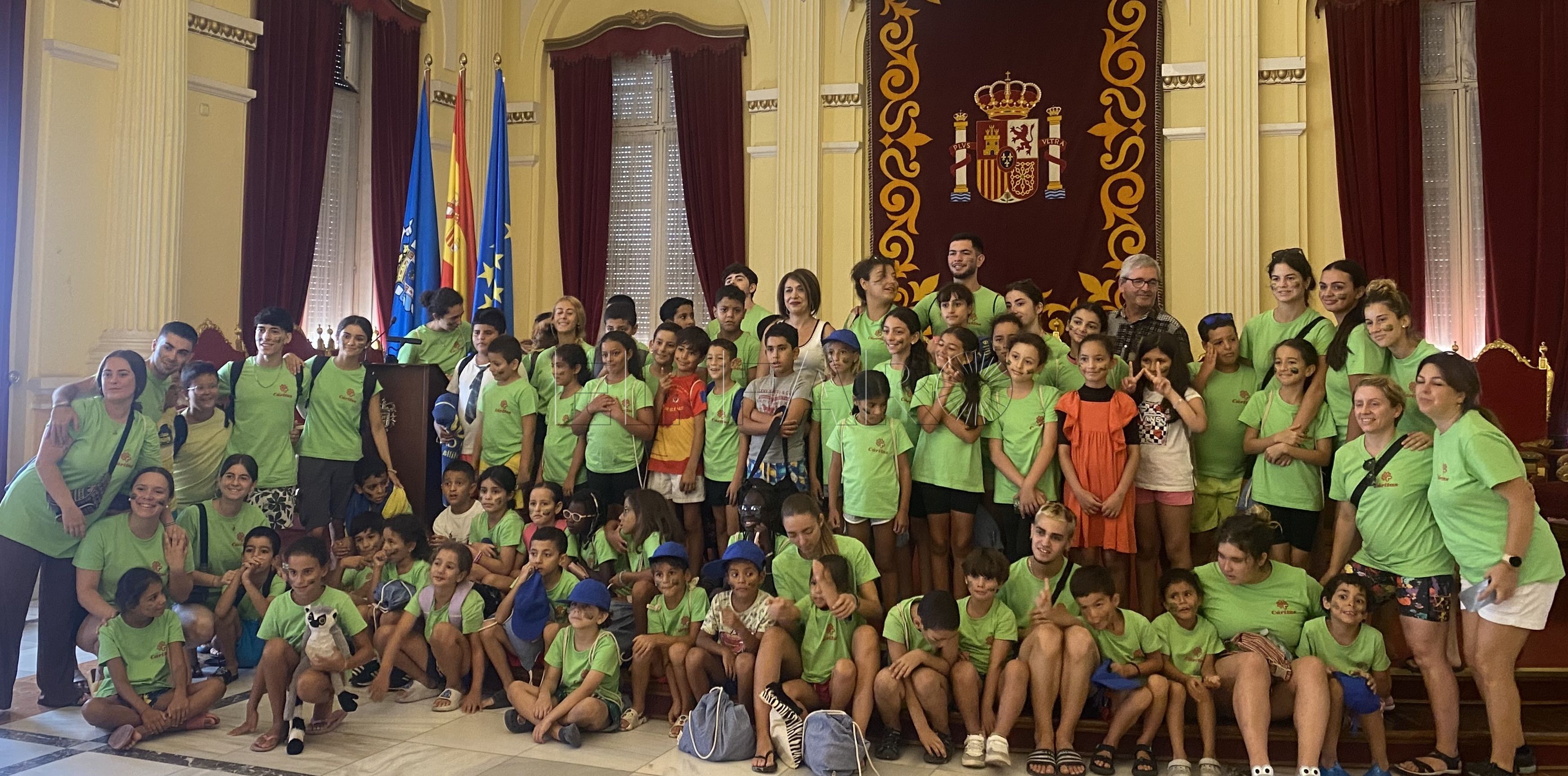 Los niños de las colonias de Cáritas aprenden sobre instituciones democráticas en su visita al Ayuntamiento