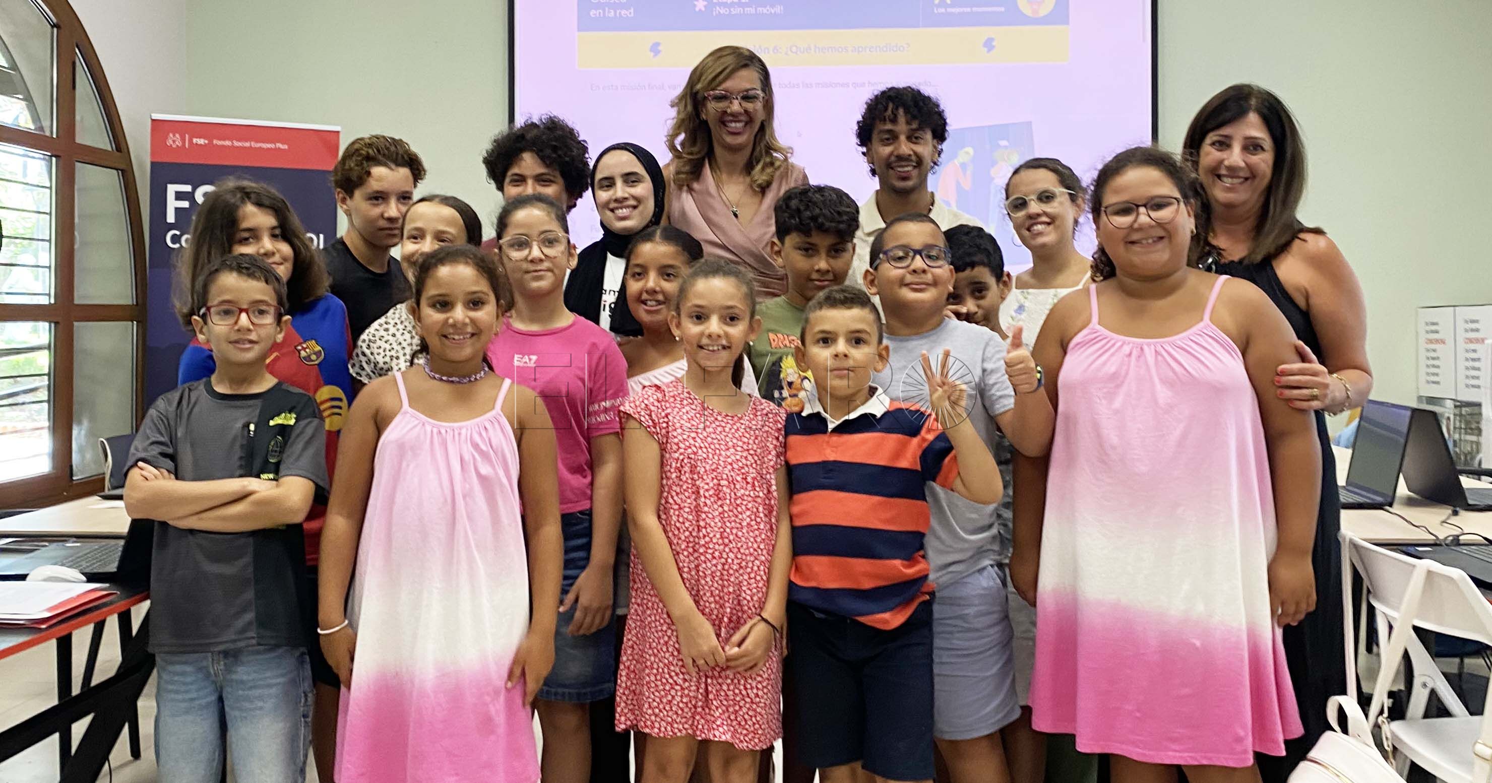 La delegada del Gobierno visita el campamento digital de Melilla para promover el uso responsable de la tecnología